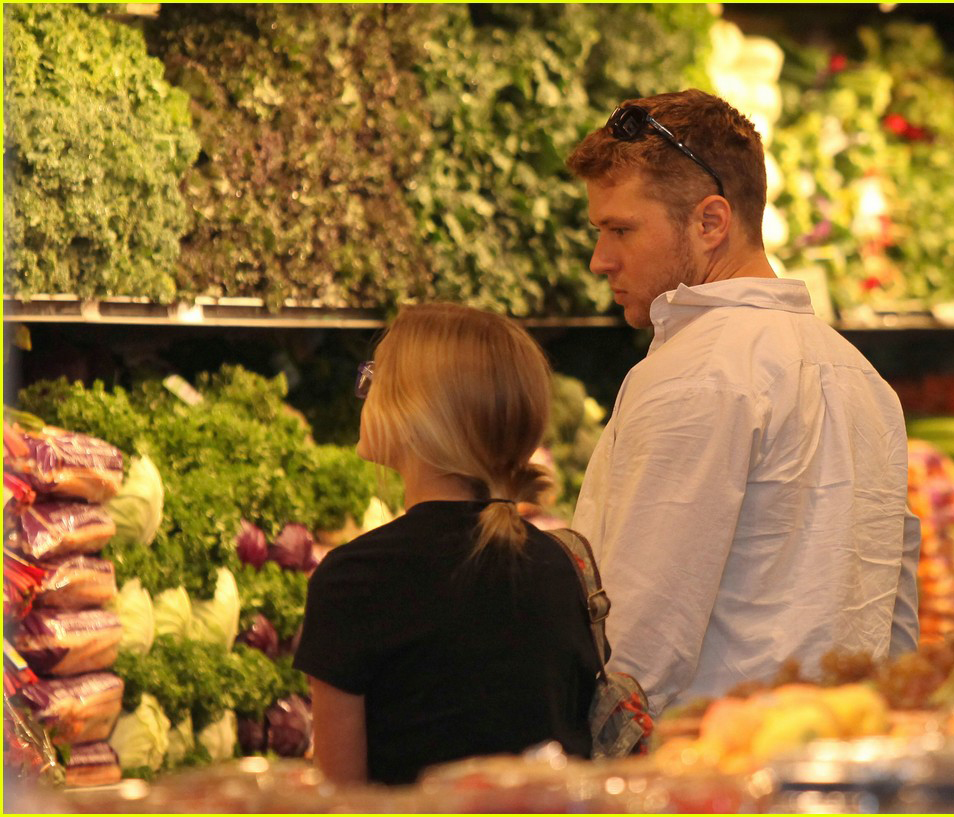 Ryan Phillepe selecting green food